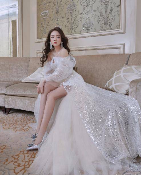 安以轩近况首次拍杂志,穿吊带裙露修长美腿,皮肤白美状态似少女_女儿