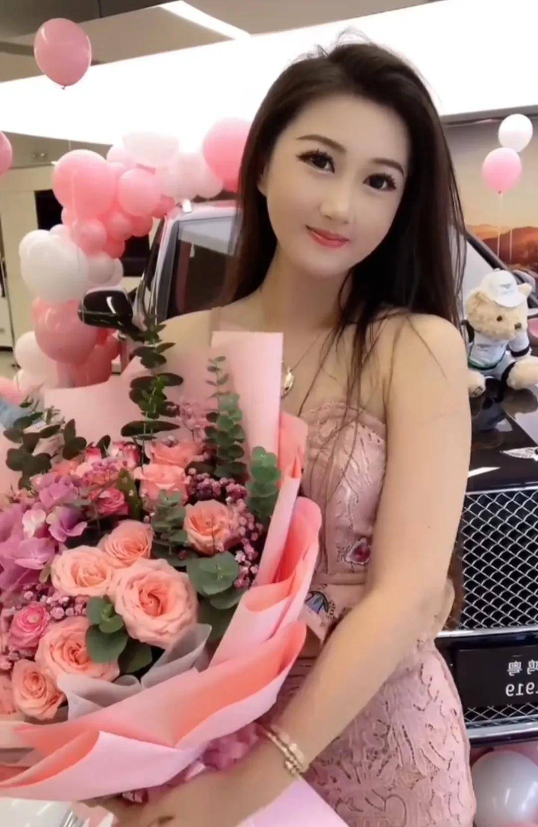 美女网红喜提宾利,粉丝炸锅了,纷纷说豪车是老铁买的_王子_礼物_快手
