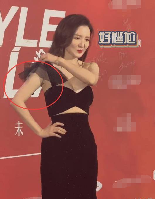 张萌走红毯肩带意外断开,下一秒她的举动,网友纷纷点赞太敬业了_身材