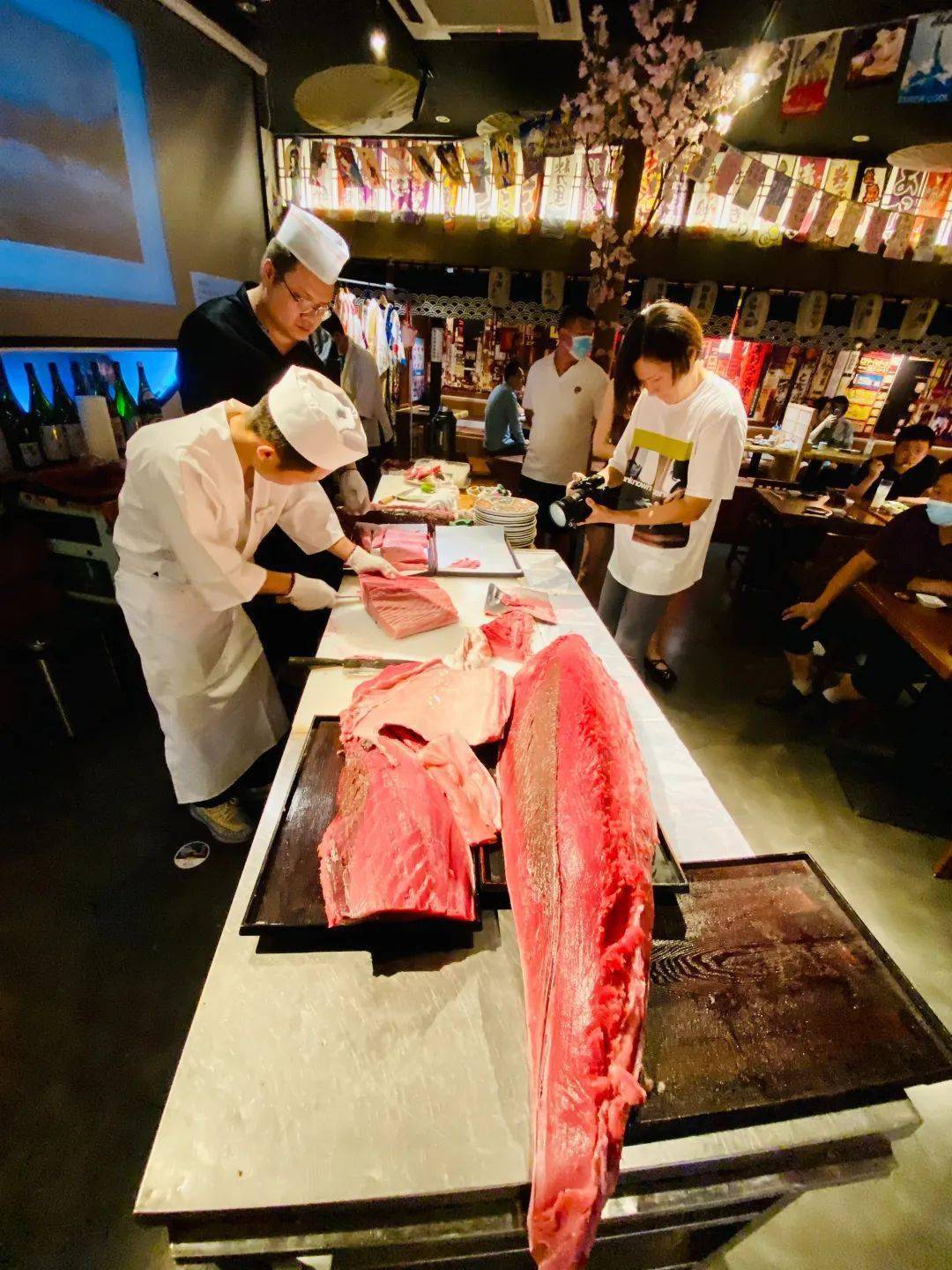 北京でライブ感のある解体ショーと言えば《居酒屋 東京物語》