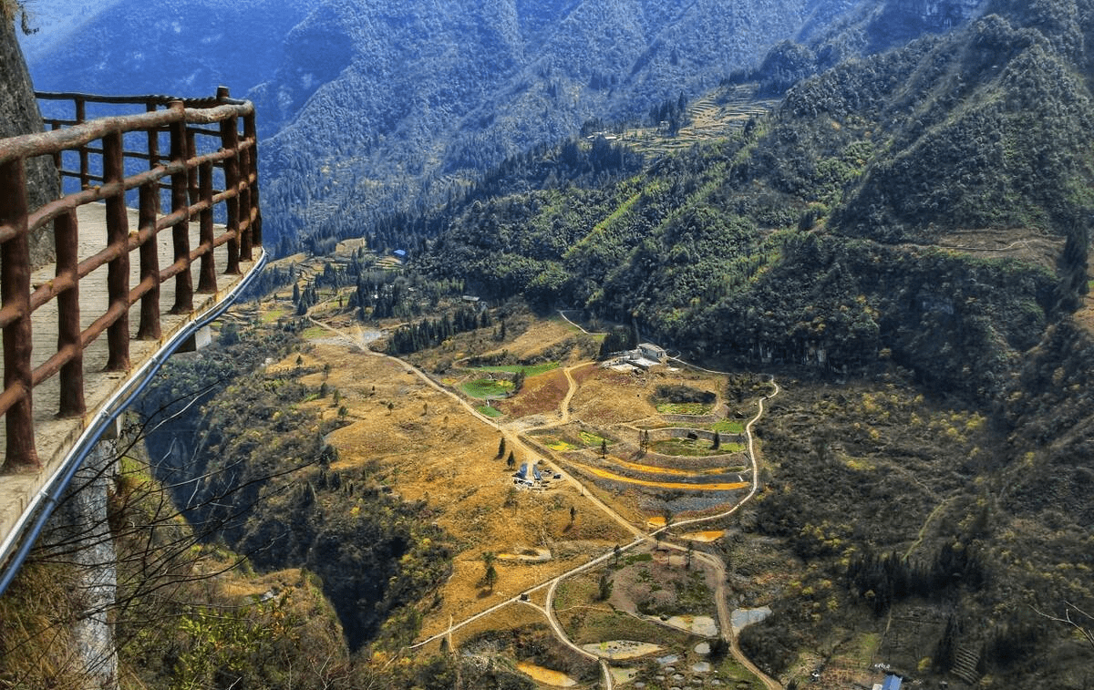 湖北不通公路的天坑村,花7300万修电梯,村民却更愿意爬山_鹿院坪_游客