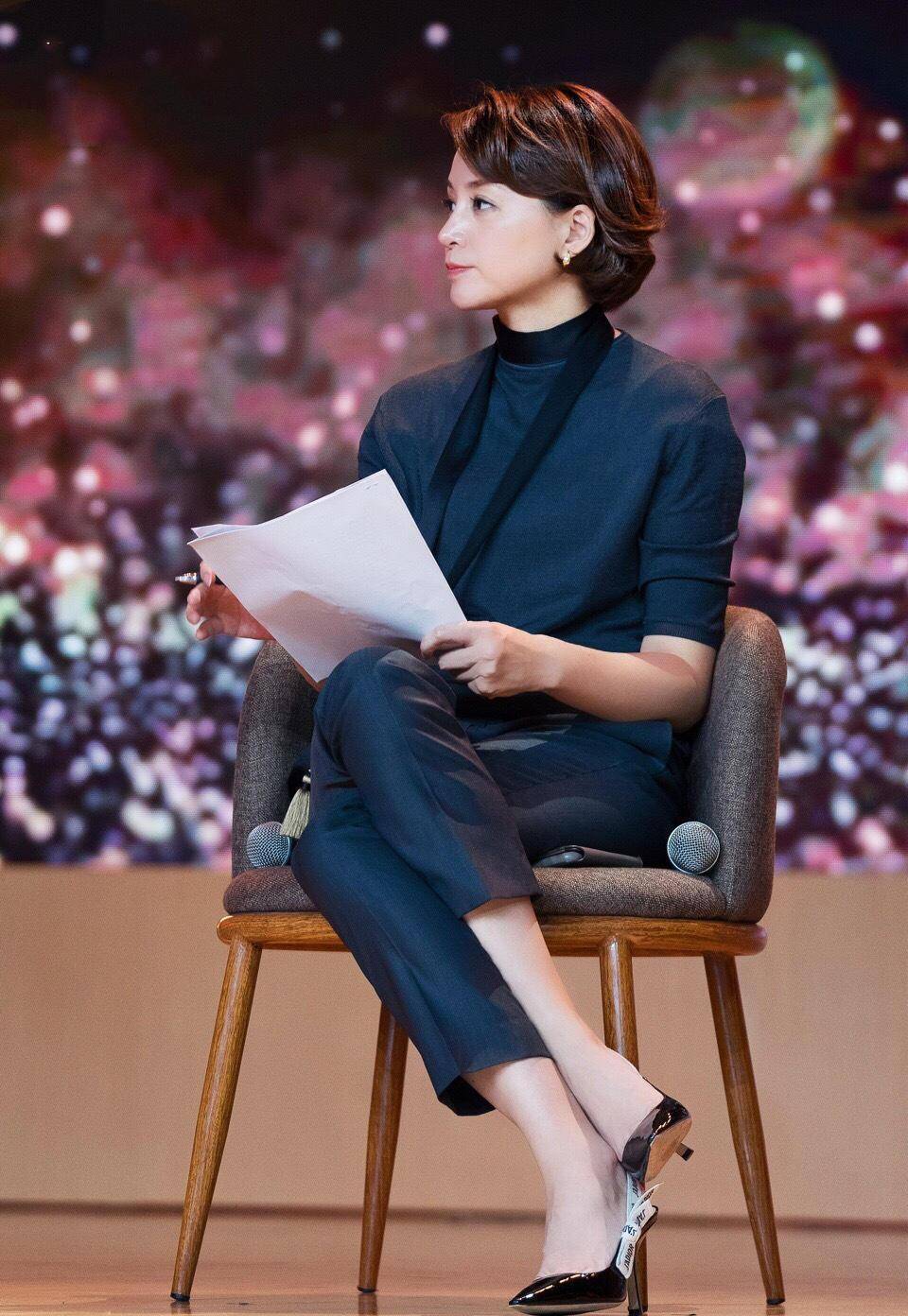 "董卿"又在穿搭上做减法,黑色连衣裙配波波头,高级感轻而易举