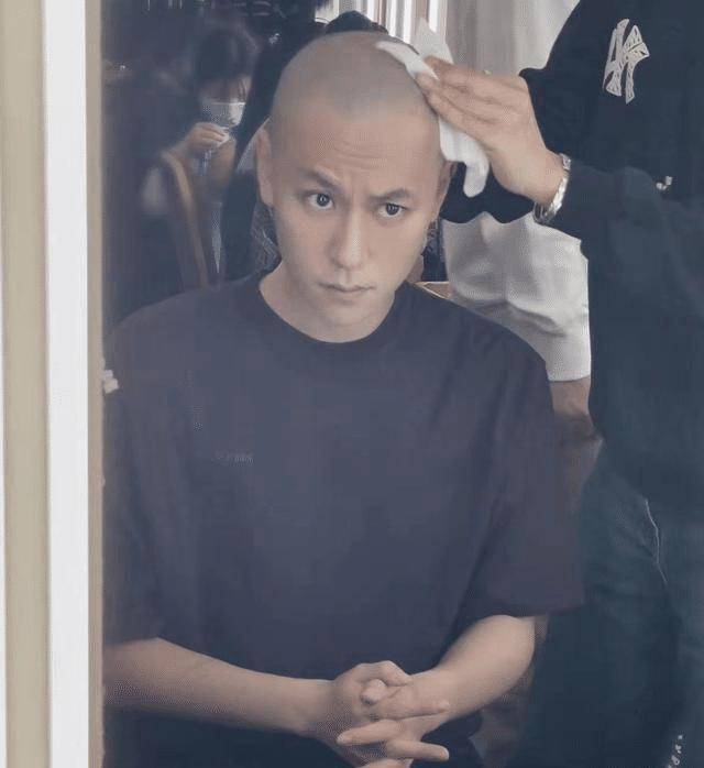 作为欢瑞曾经力捧的对象,秦俊杰的光头造型不止一两回.
