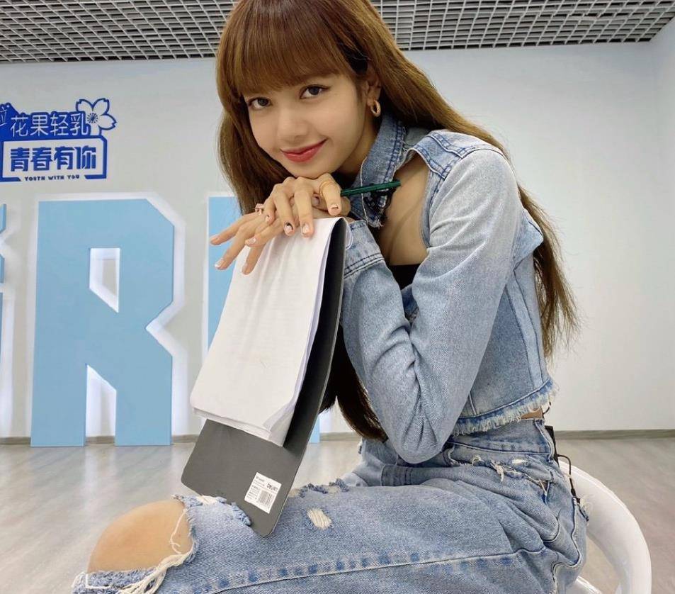 lisa新概念海报公布,背影神似男生引争议,这颜值是认真的吗_jennie