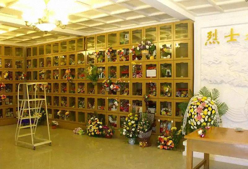 八宝山公墓骨灰堂八宝山演变至此,显然有违周总理当年建造公墓的初衷