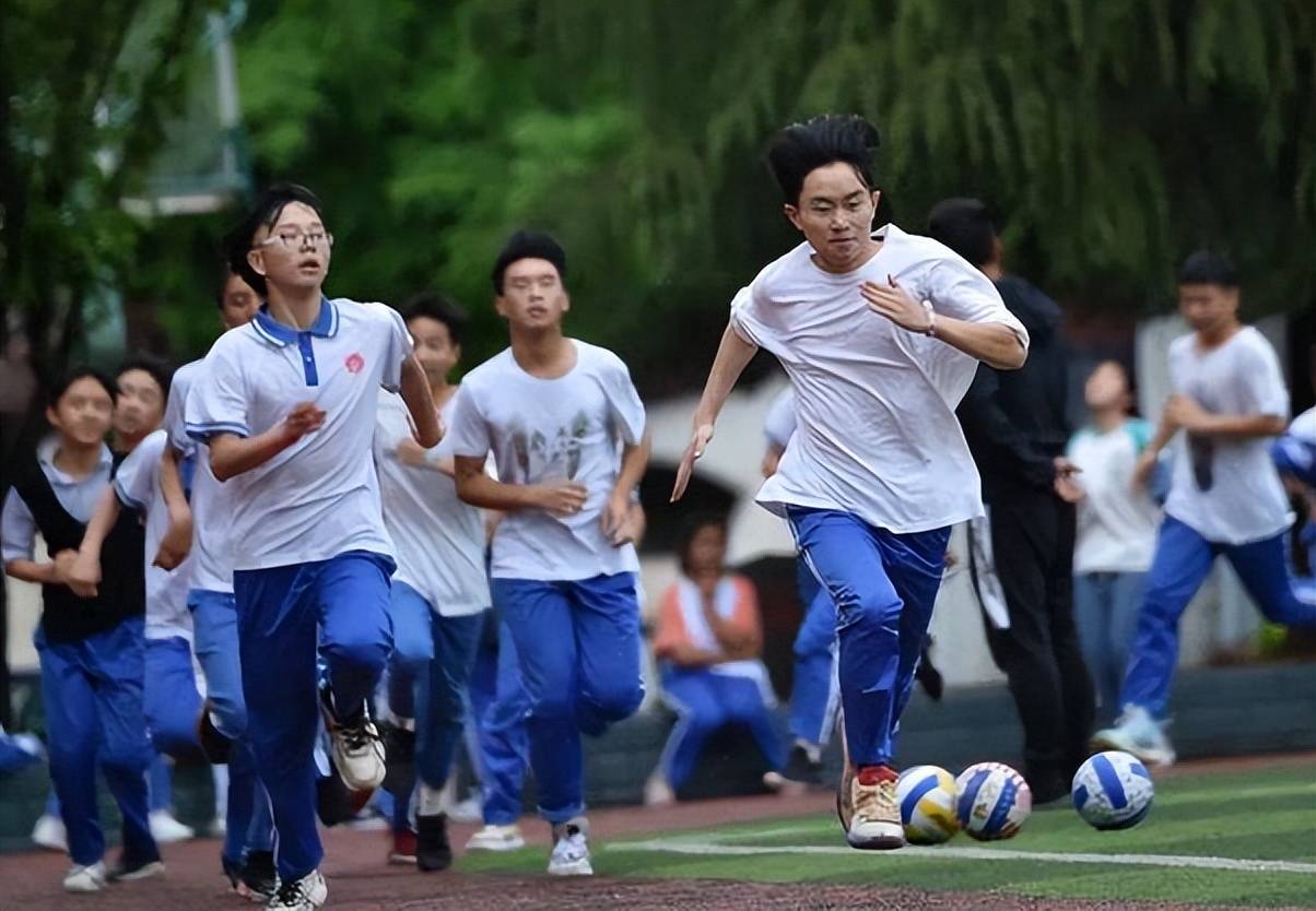培养学生体育锻炼不能在高中时候才开始,要从小学就开始加强学生体育