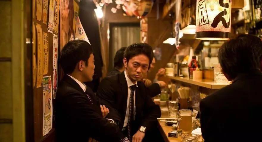 为何日本男人宁可一直加班，外面深夜喝酒也不愿回家？