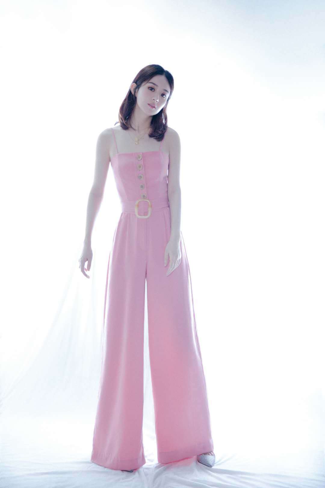 赵丽颖产后更美,白色人鱼裙优雅惊艳,32岁完全看不出是孩子妈_礼服