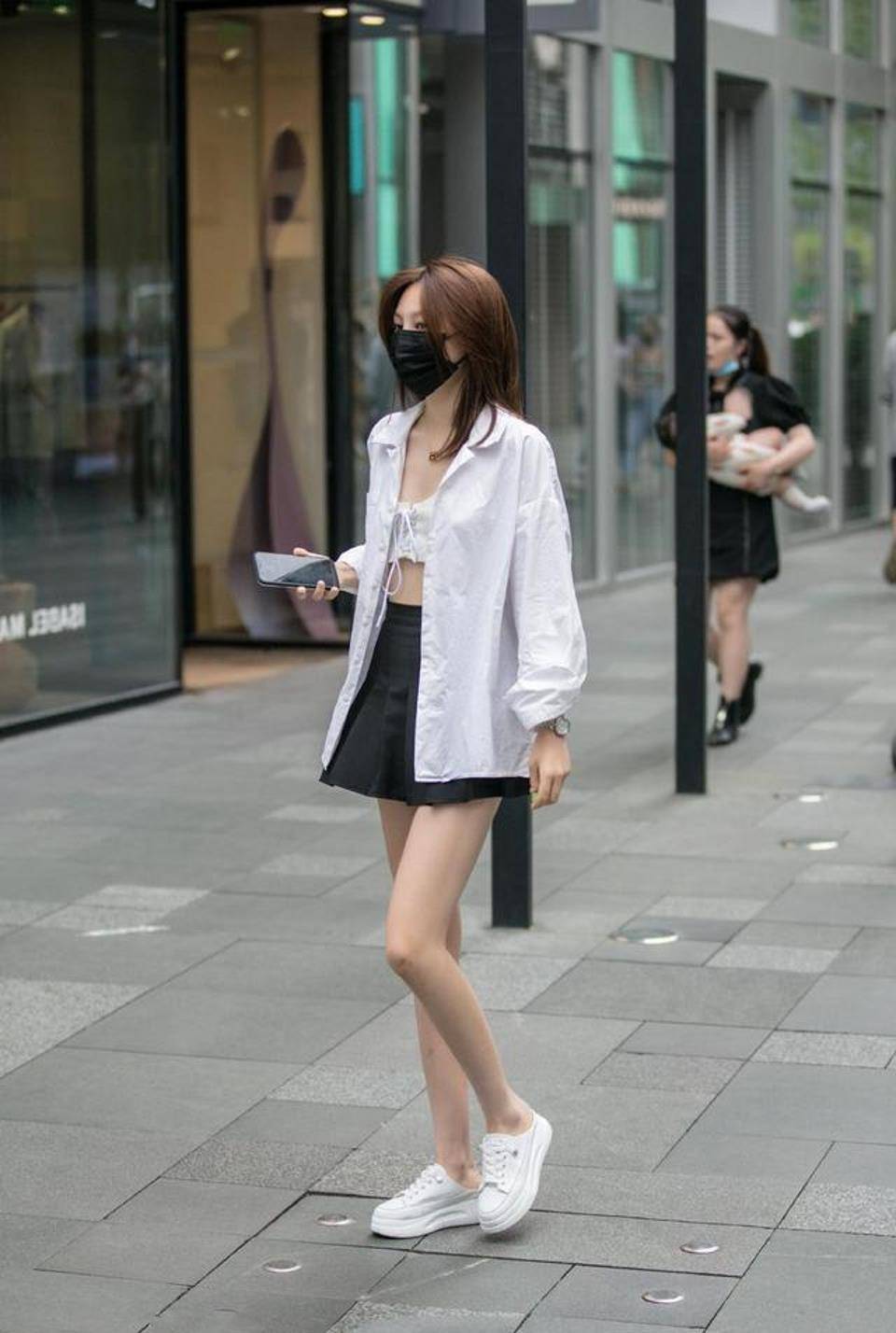 路人街拍,美女阔腿裤搭配白色的衬衫,看上去非常的美_气质_身材