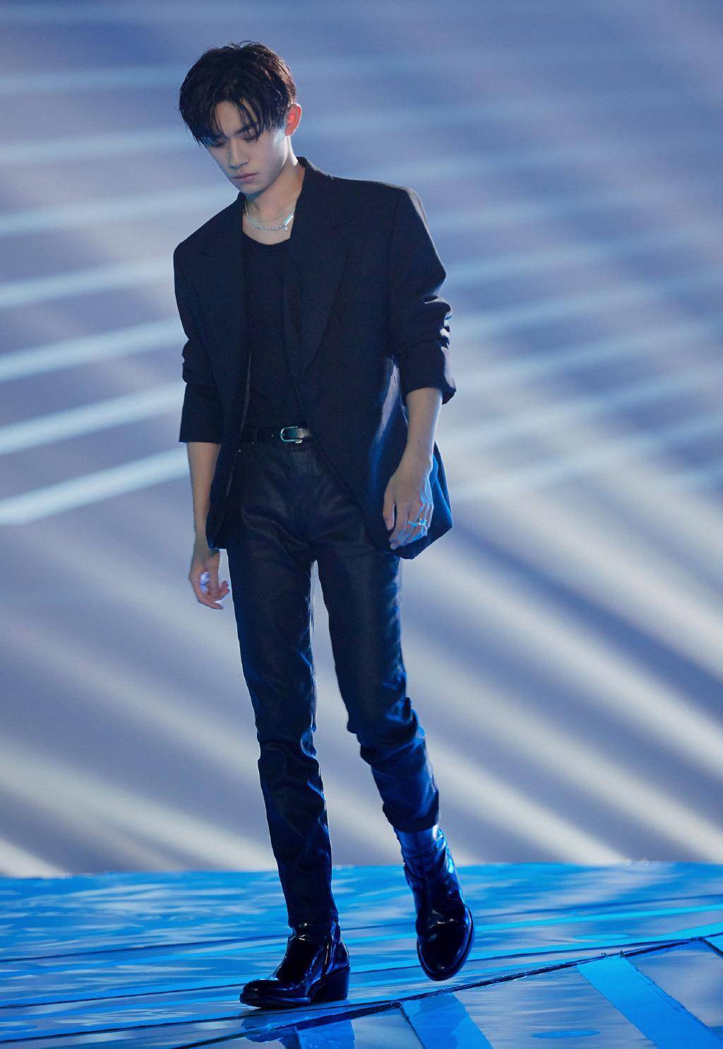 穿运动服的男孩长大了,千玺穿黑西装配皮裤,小小年纪荷尔蒙爆棚_易烊