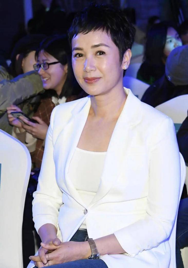 51岁蒋丽雯"秀"短发 搭配白色西装干练迷人 人美演技好_风格_女人