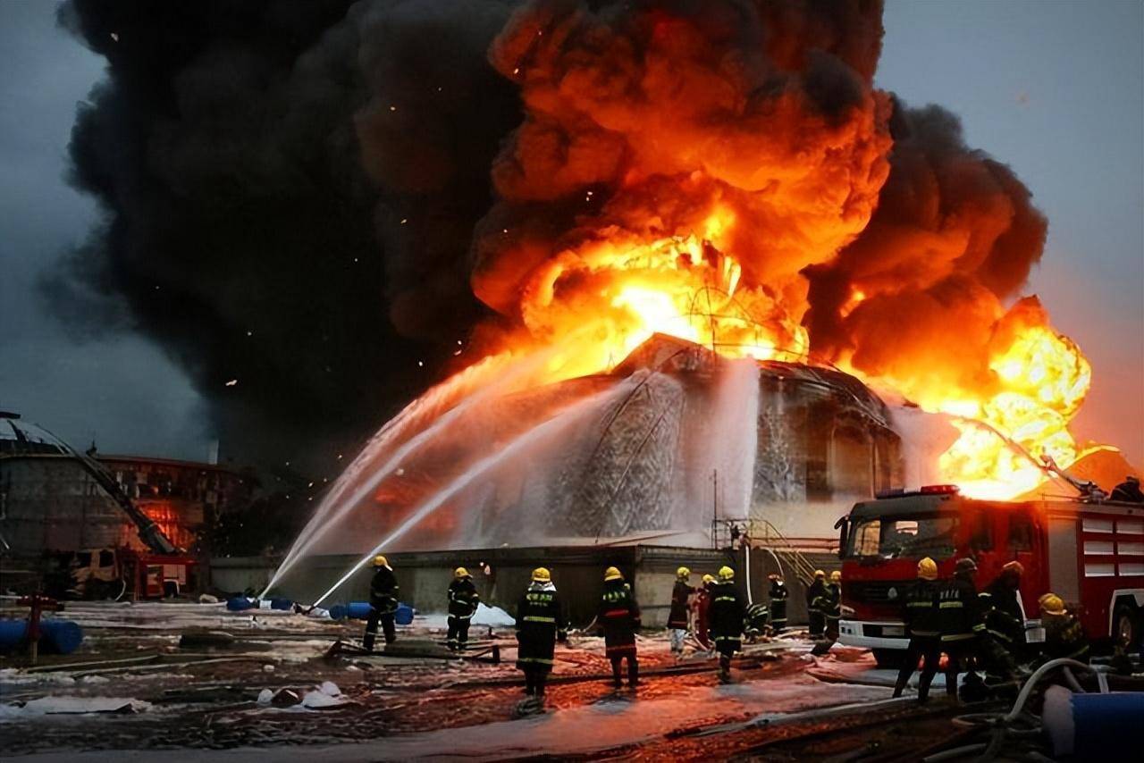 「可怕」江西一工业园发生火灾并伴随爆炸,黑烟翻滚——楼方舟