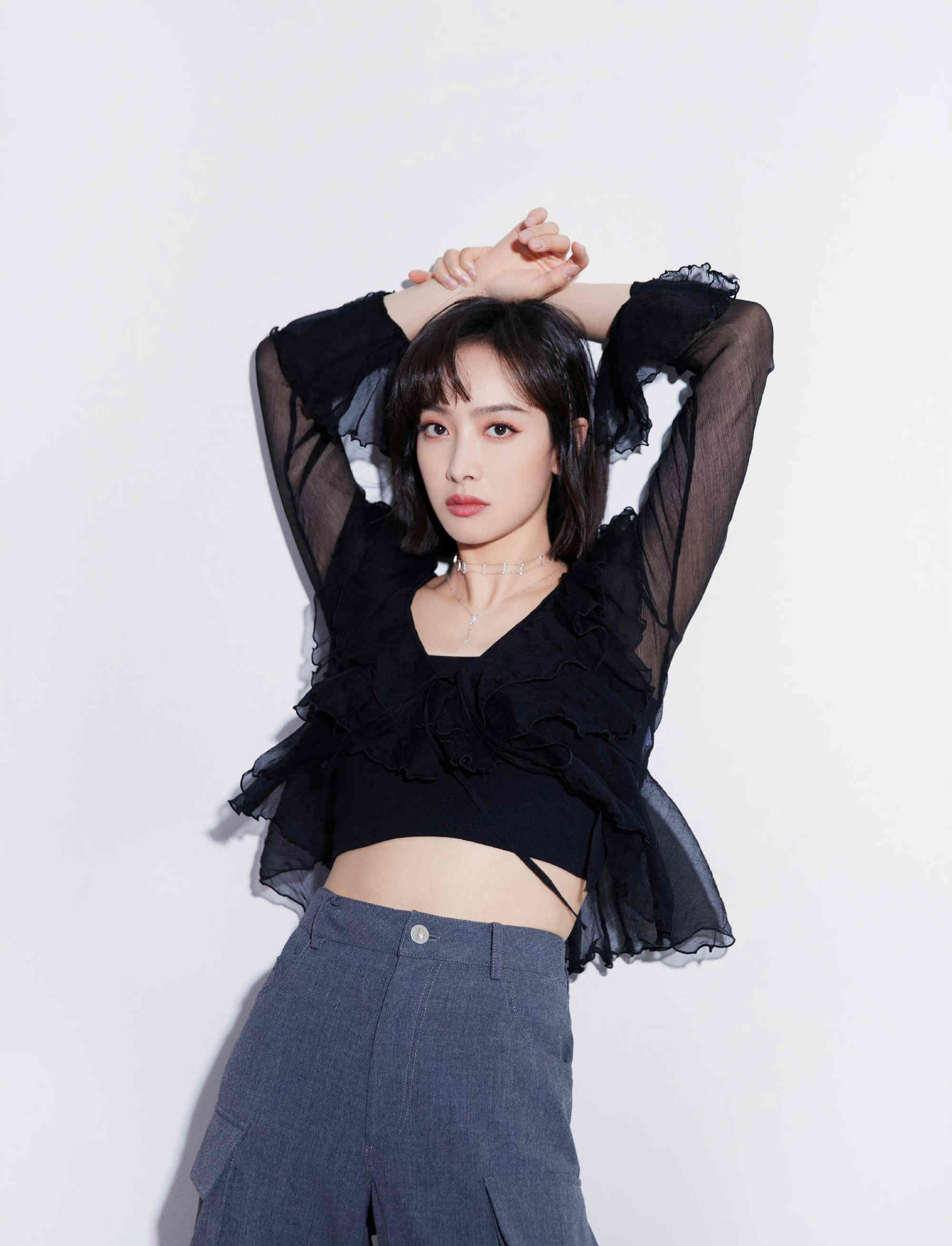 宋茜成2022年的热门人物,三部剧作值得期待,她的穿搭是重点_时尚_新