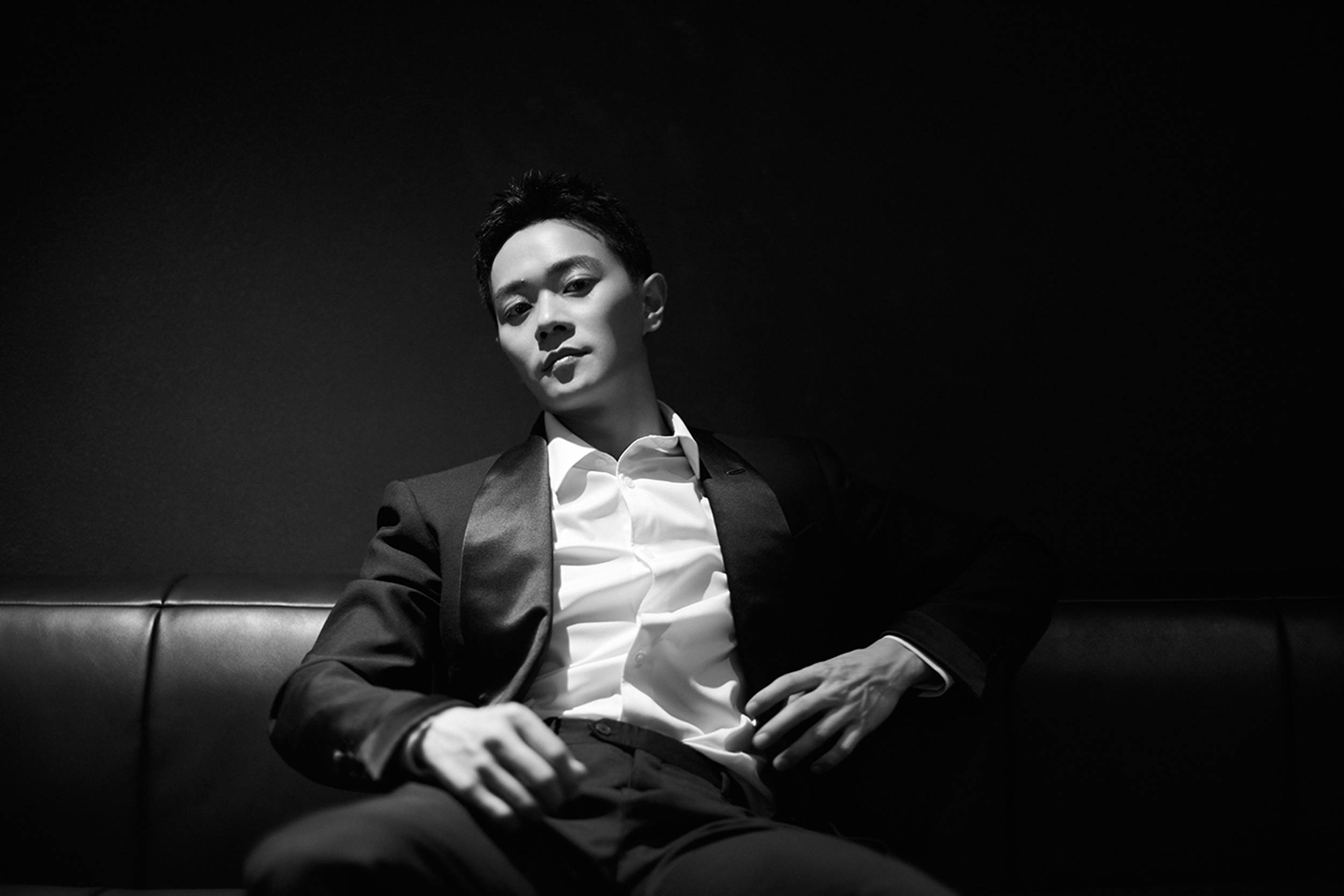 曹骏曝光黑白西装写真 光影流动中彰显绅士魅力_电影_氛围_故事