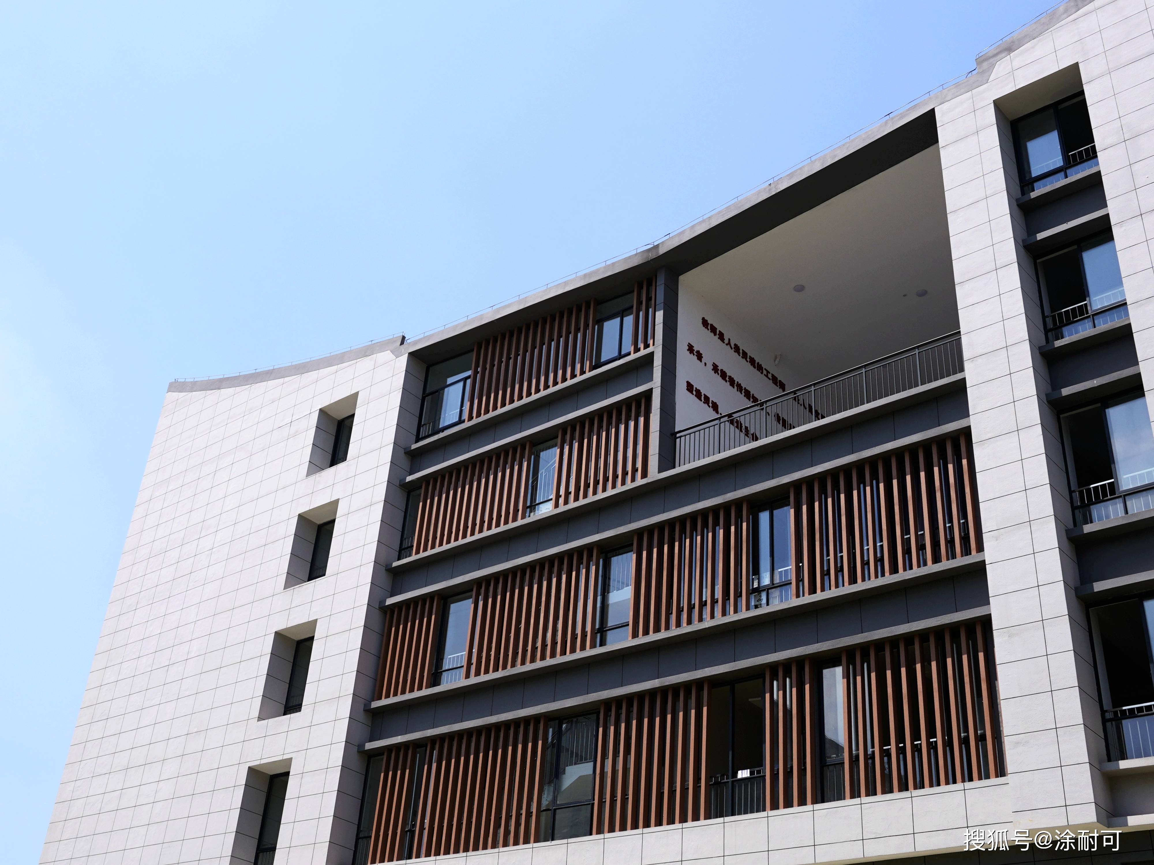 涂耐可助力职业学校新校区建设,外观洁净线条简洁,建筑充满现代美感!