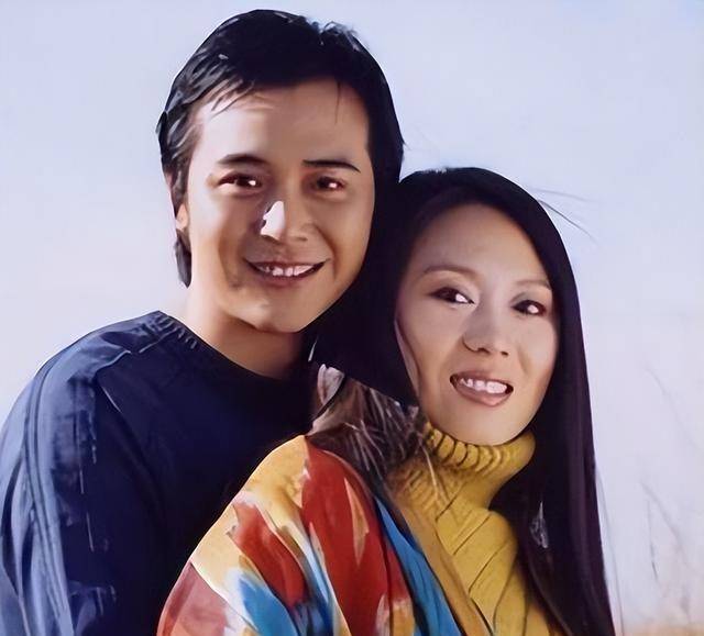 60岁吴琼与小15岁丈夫大摆宴席,为女儿办成人礼,演员钱波罕露脸_阮巡