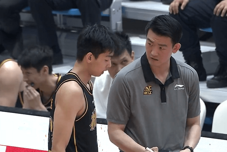 第四节开局浙江广厦一度追到了只差2分,吴前在左侧底角连中2粒空心三