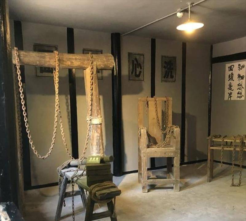 直到晚上,一个人低着头从他面前走过,邱世毅一眼就认出来了,那是自己