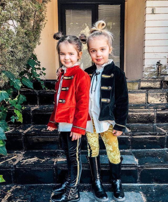 戏精双胞胎emma和mila教你穿衣服了,又萌又抢镜穿搭值得学习!