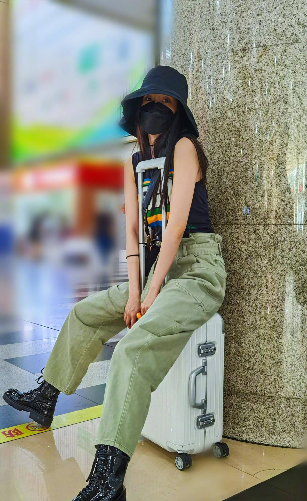 杨幂选择的这款黑色的无袖t恤属于随性不羁的类型,因此裤装的风格不必