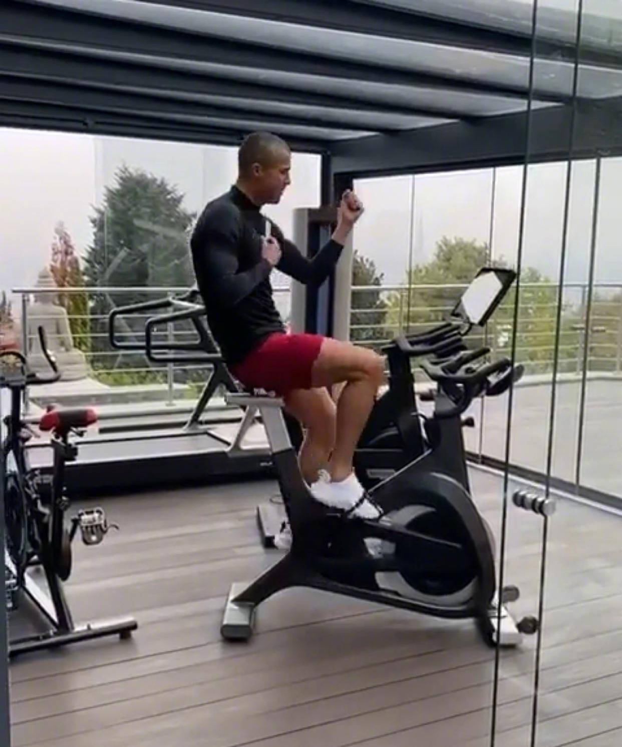 c罗不忘训练,踩单车秀肌肉身材似雕塑,剃圆寸发型头好圆_乔治娜_健身