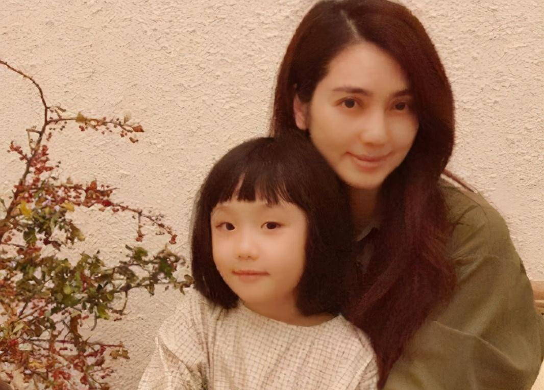有一种高颜值叫"张丹峰女儿","开挂式"成长,继承父母好基因_洪欣_孩子