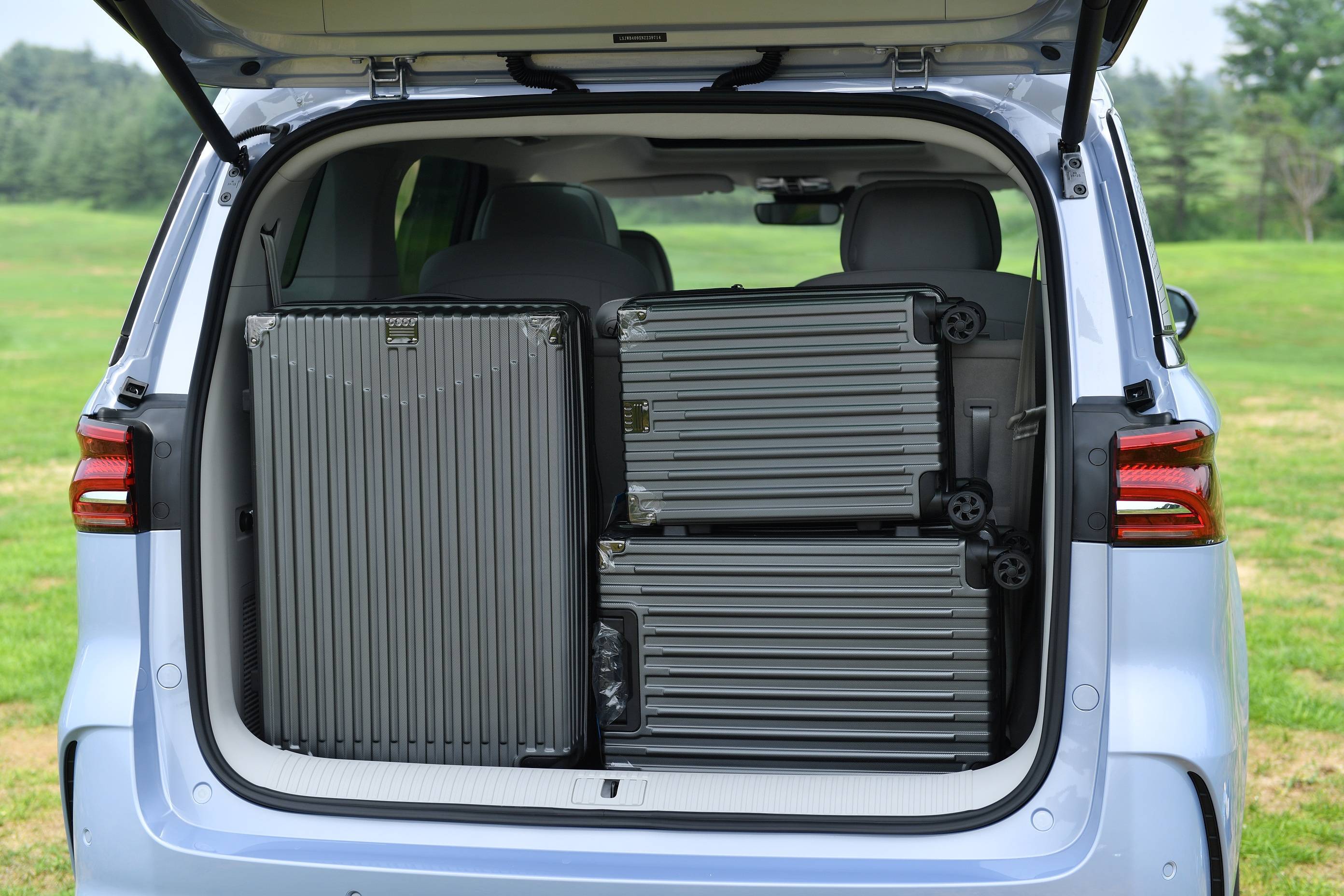 如果想要全车6-7人都坐得比较舒适的话,那荣威imax8 ev的后备箱空间会