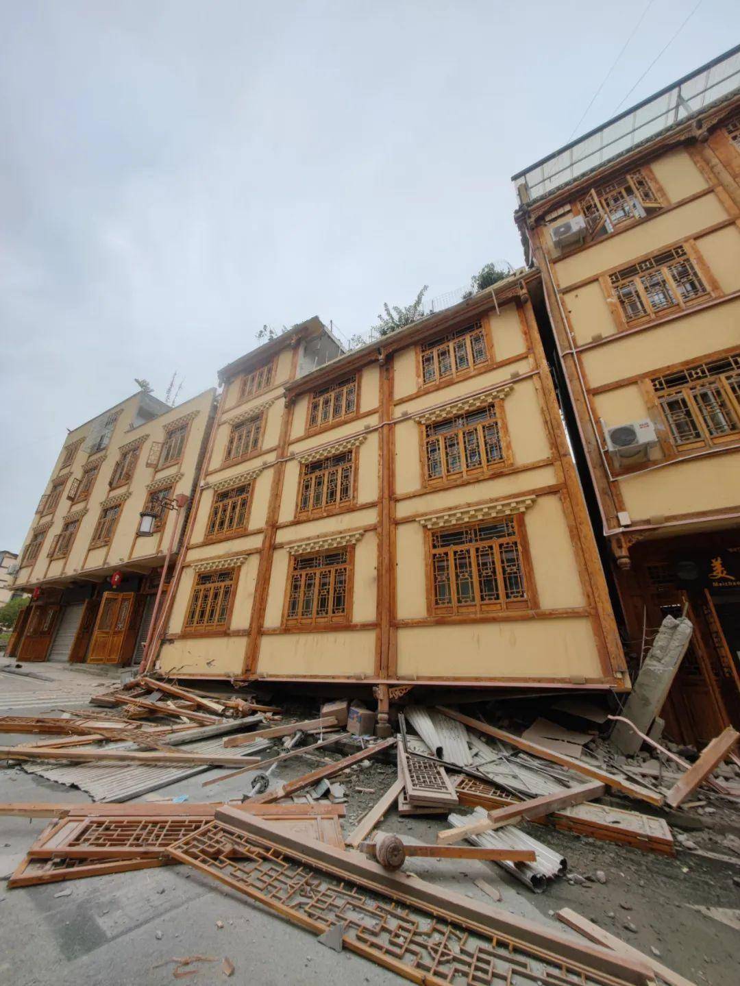 震中海螺沟的48小时_磨西镇_地震_张震