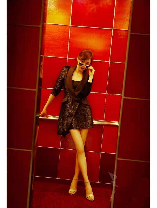 万绮雯深藏不露,穿深v西装裙大秀好身材,"竹竿腿"太吸睛_显得_造型