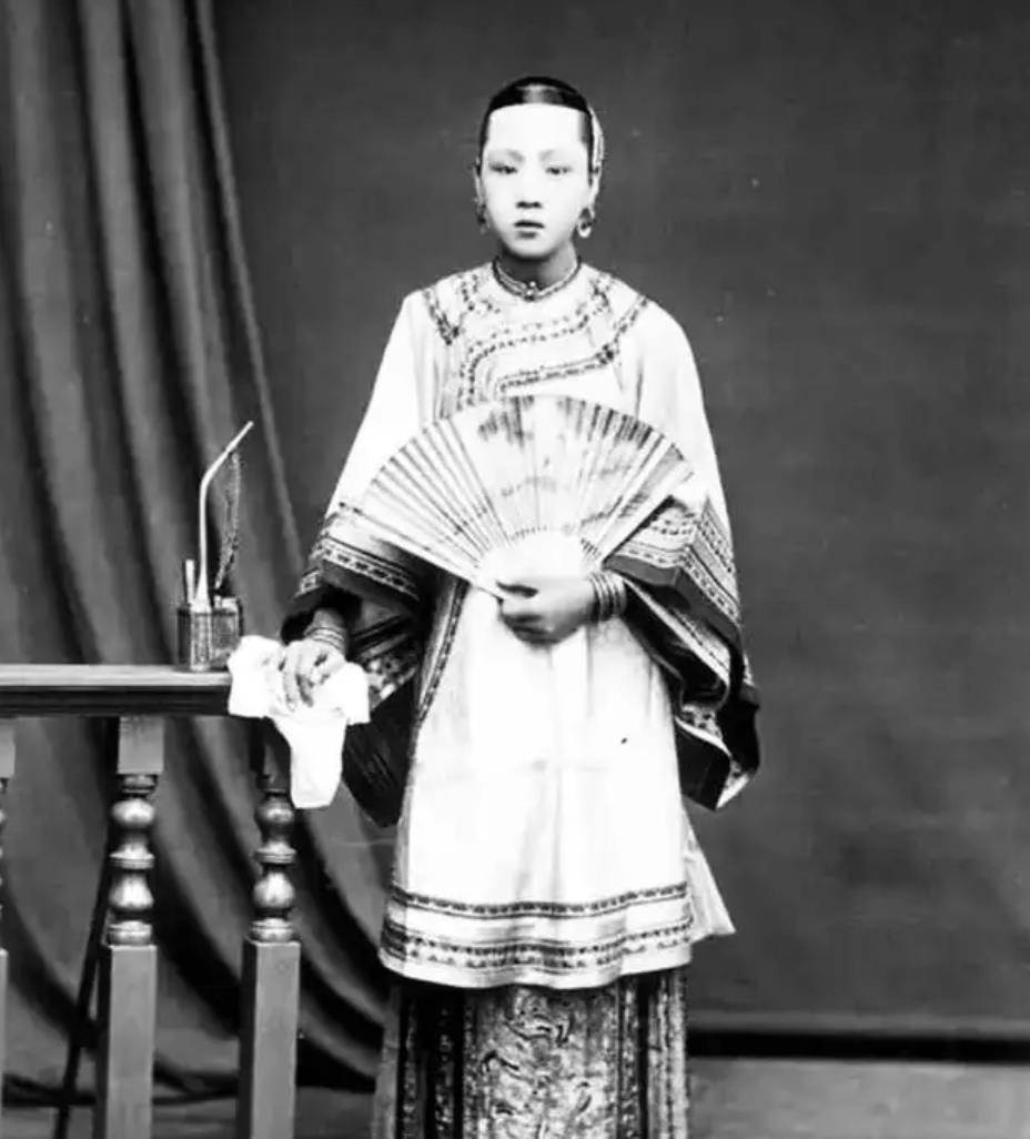 李鸿章宠姬丁香：因婆媳矛盾离家，被藏上海，夫死14年皈依佛门