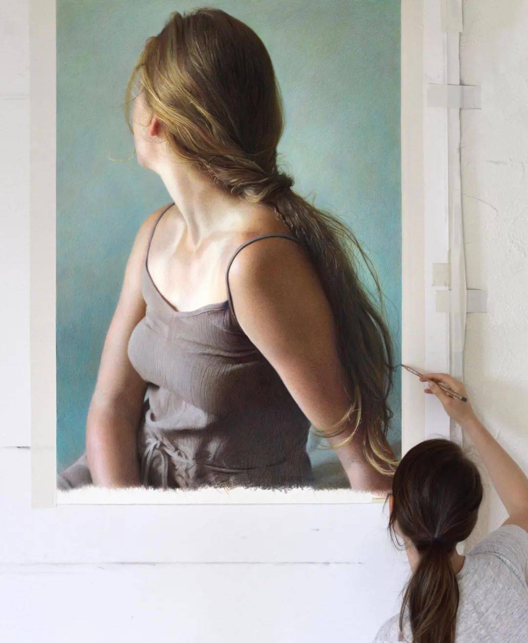 美女仅用一木炭条,彩铅就驾驭2.5米高巨型人体,网友:近看逼真到窒息!