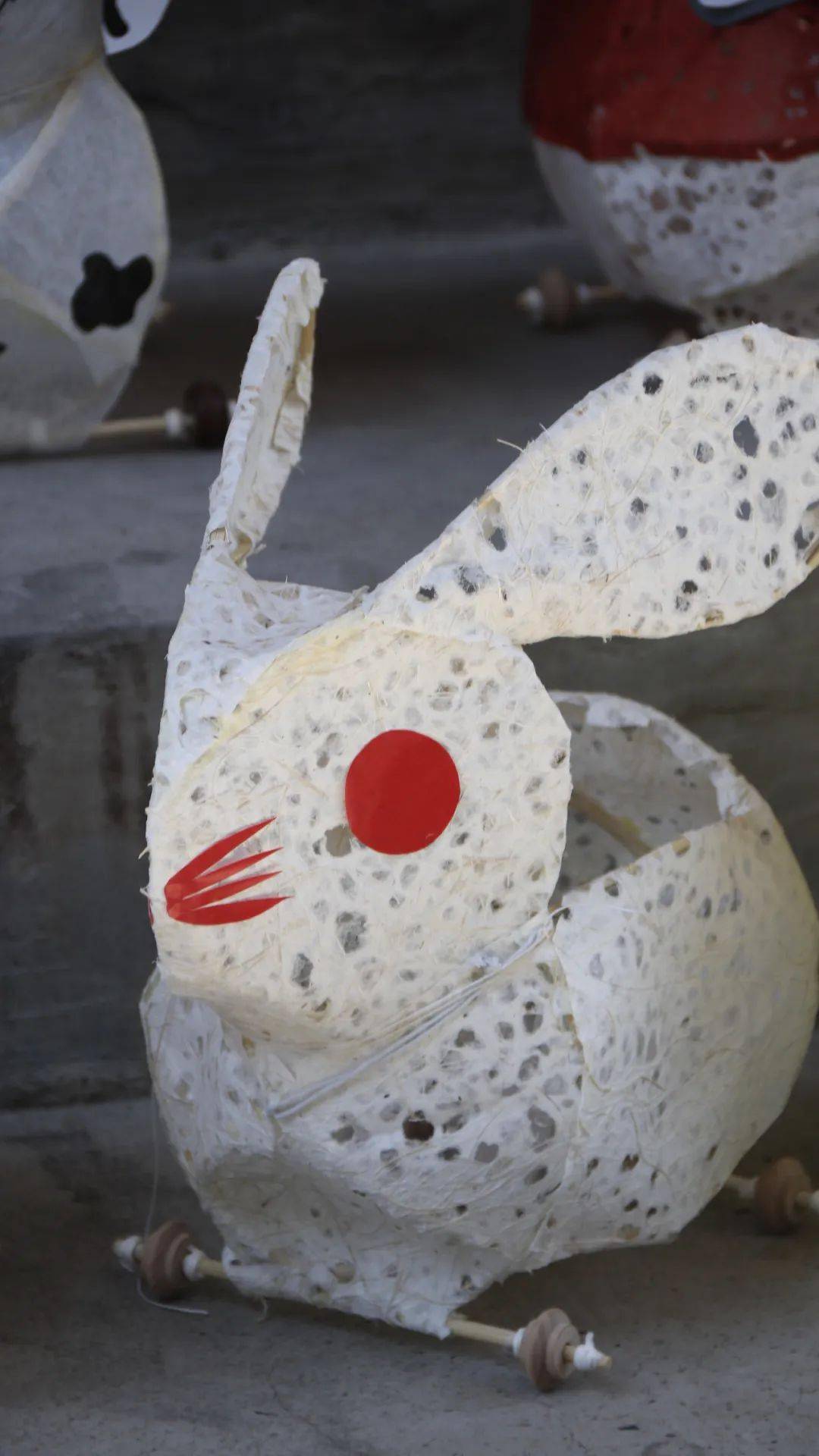 但大多数都是工业流水线上生产的灯笼,传统手工艺的纸糊灯笼基本消失