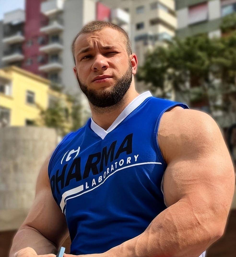 维塔利·乌戈尔尼科夫:25岁的俄罗斯肌肉巨兽,体重达140公斤