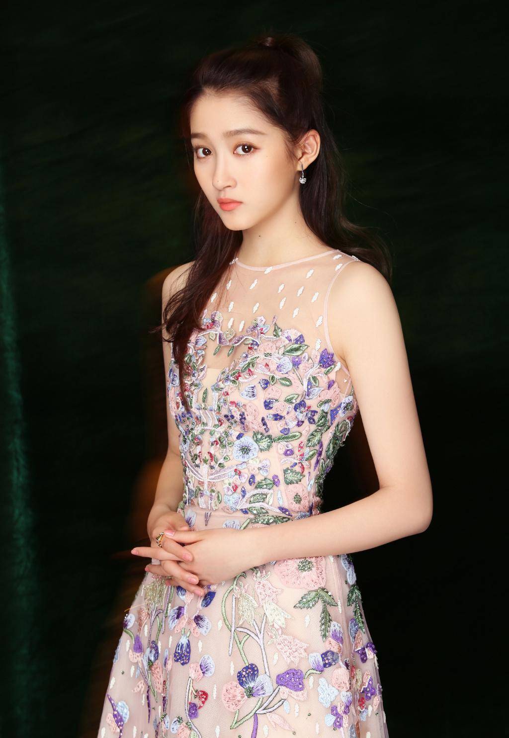 关晓彤有着逆天大长腿和小脸,为什么还那么的土?_造型_长相_年纪