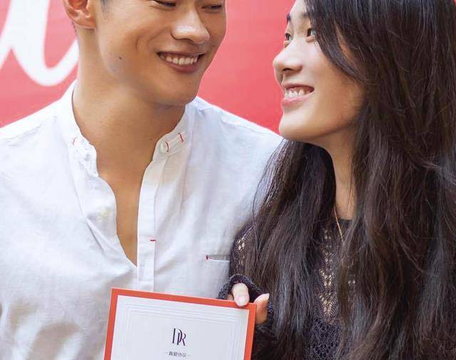 谢震业田径场求婚成功:告白20秒跑完200米爱你一辈子_卢敏佳_陆敏