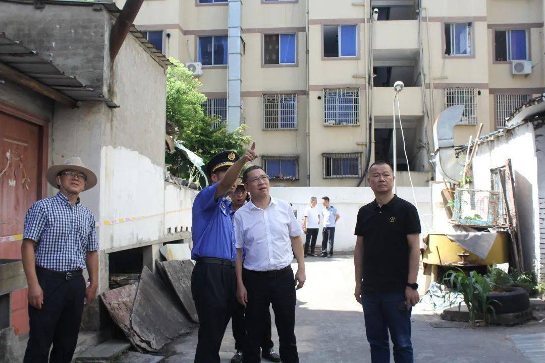 椒江区综合行政执法局党组书记,局长洪昌直实地督查指导拆违工作,下陈