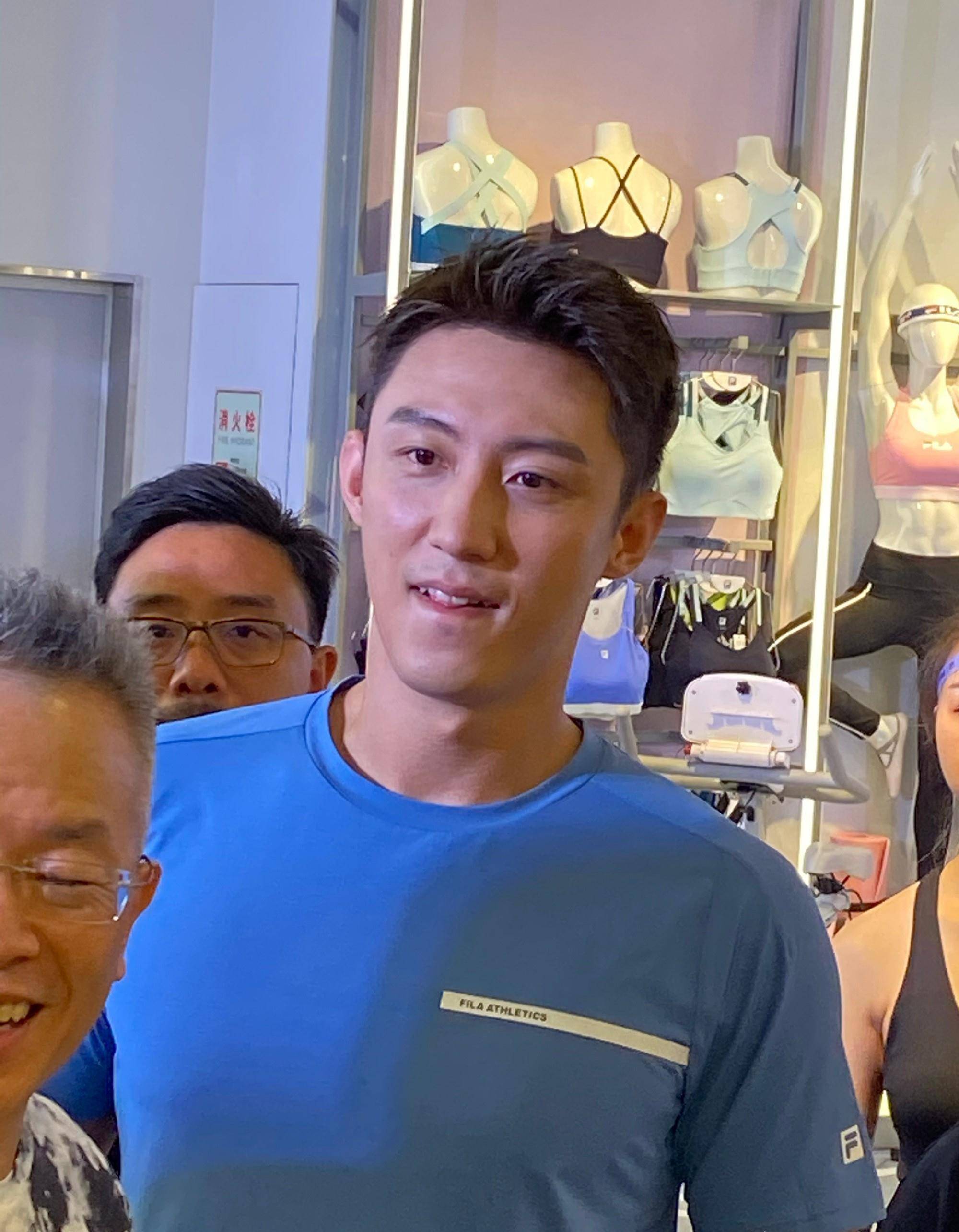 黄景瑜现身郑州,穿运动服生图好帅,1米87的身材比例令人心动_活动