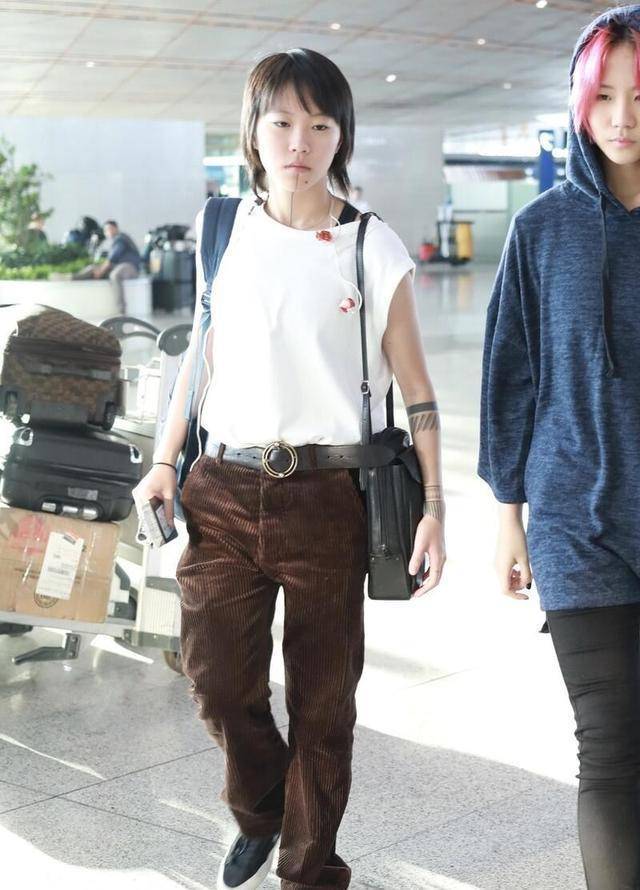 王菲的女儿窦靖童气质太特别,穿中性风服装帅气酷炫,气场不一般_款式