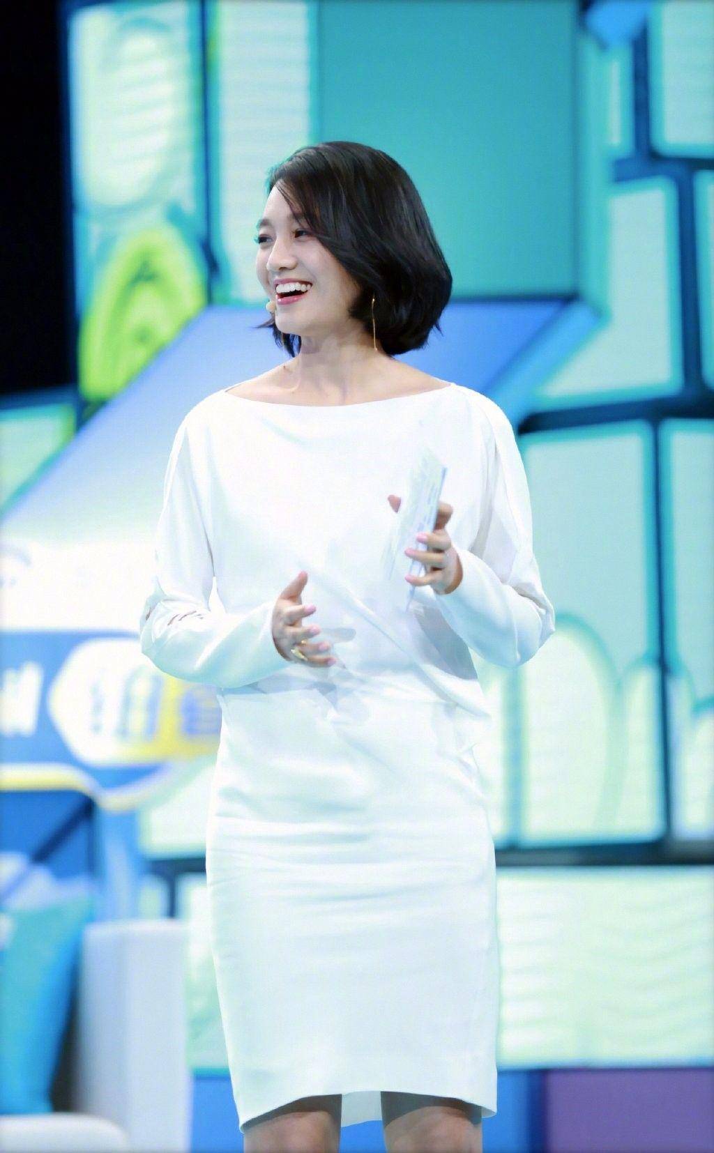 朱丹晒近照,美得像是20出头的姑娘,身材也瘦回从前了_裙子_身段_白色