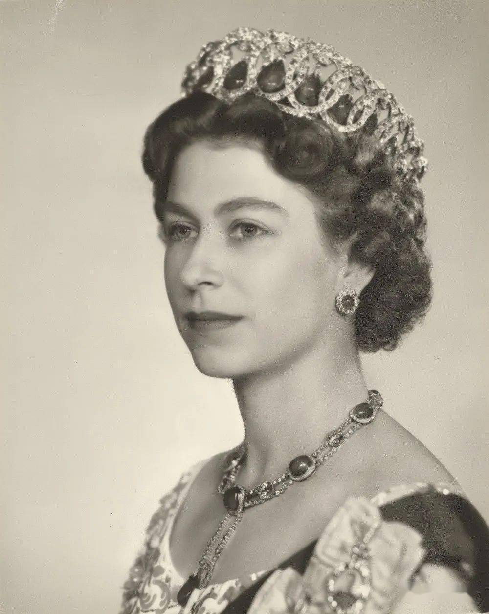 英国女王伊丽莎白二世与世长辞,优雅姿态与瑰丽藏品永存世间!