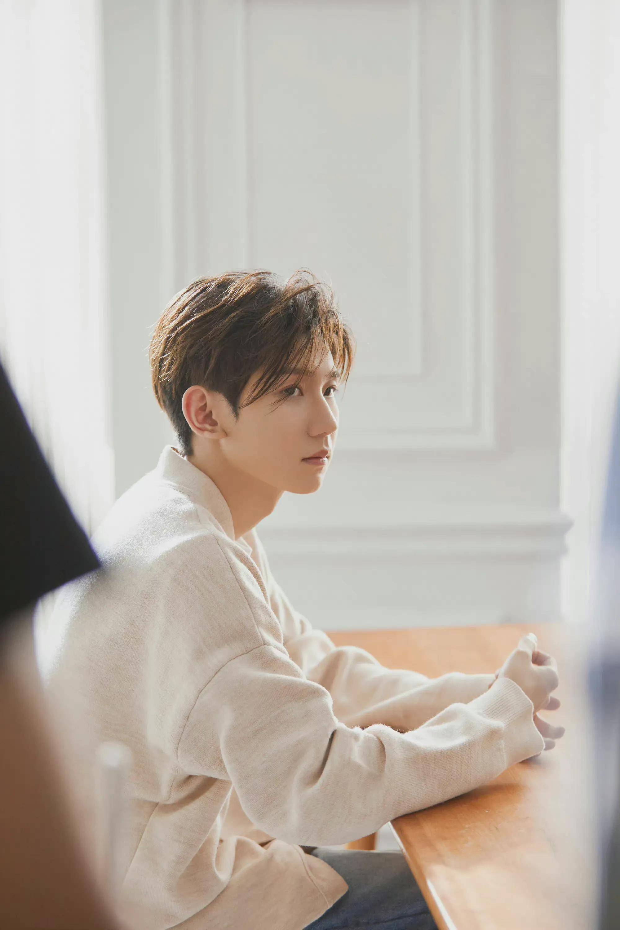 王源写真大片,米白色毛衣,温柔系吉他少年,妥妥的居家男友风_时尚