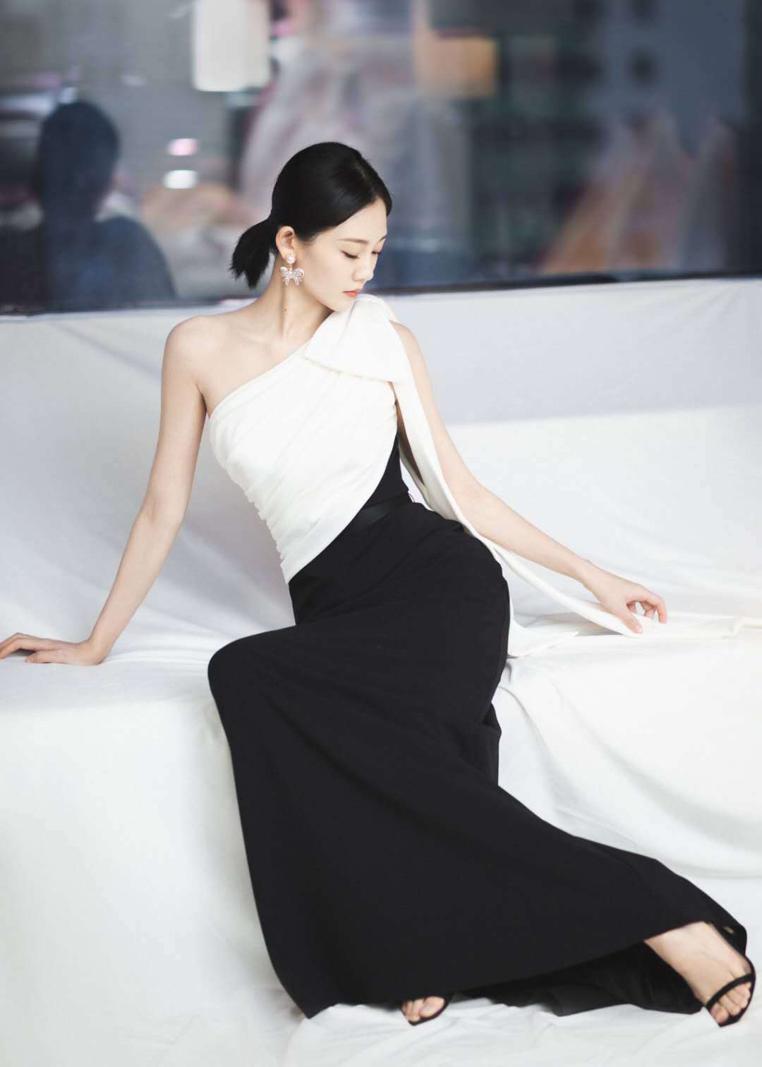 31岁苗苗一袭白裙又纯又欲,御姐身材萝莉脸,怪不得郑凯选她!