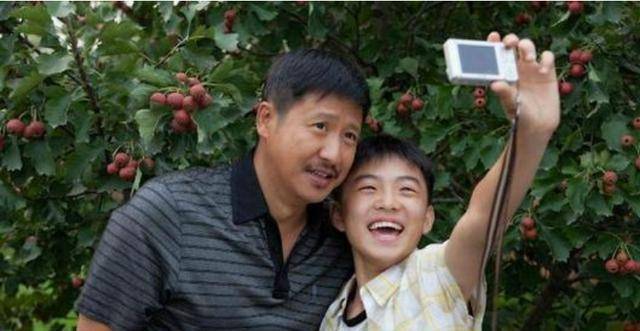 因穷遭前妻分手,带儿子闯荡北京,如今51岁大红大紫,娶上戏校花_张国强