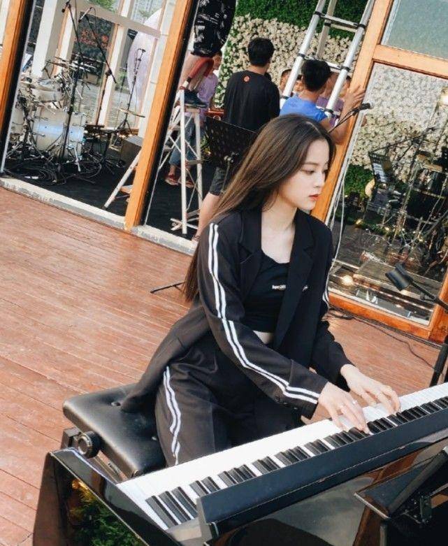 而且就算欧阳娜娜这样弹钢琴也没有丝毫的违和感,反而给人一种唯美的