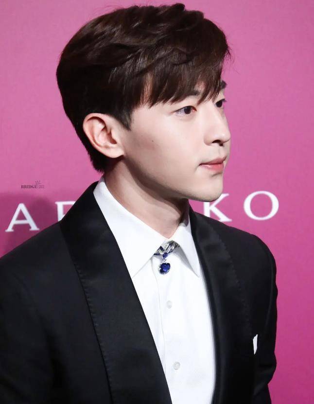 顶级流量明星做代言人,因为他们的影响力大,知名度广,此次官宣了邓伦