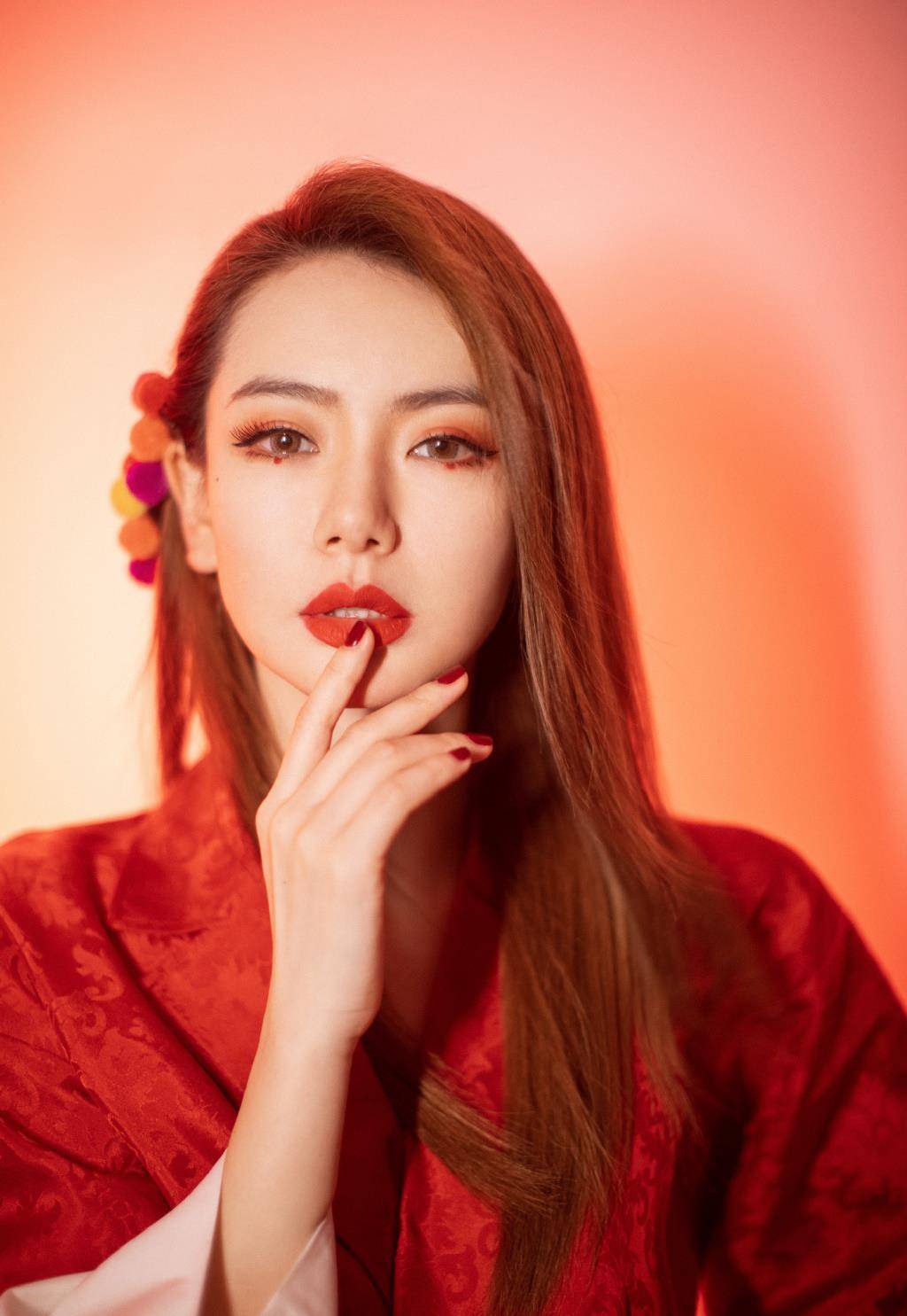 戚薇晒中国风造型,穿红色暗纹上衣配百褶裙,明艳又充满少女感_服装