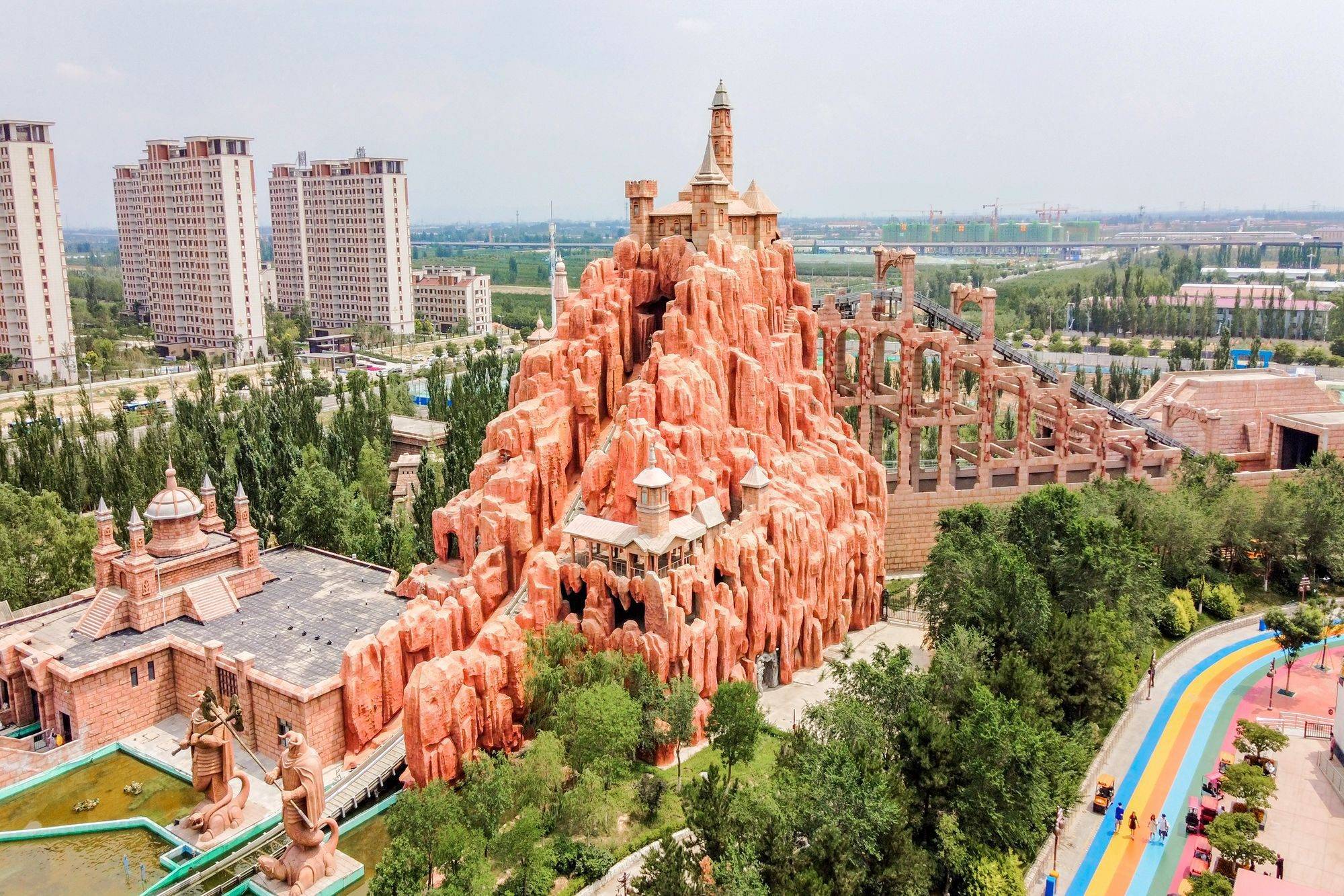 山西大同方特欢乐世界,有游乐景观项目200多项,是亲子游好去处_过山车