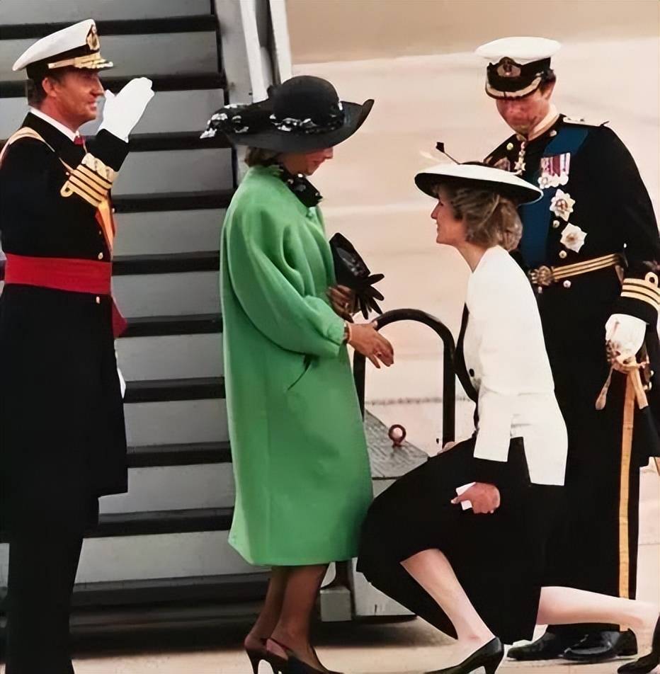 英国王室的"屈膝礼":不但费膝盖,还费女王的肩膀_特拉斯_特蕾莎·梅