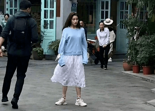 路人拍到关晓彤穿拖鞋上街,不化妆不穿高档服饰,甚至不如素人!