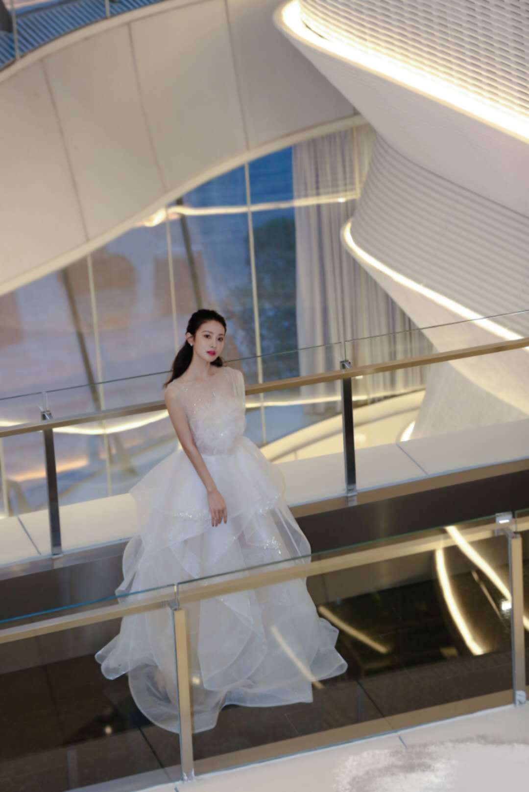 这一身造型相对来说更适合赖雨濛的年纪,纯白色高贵优雅,显白显气质